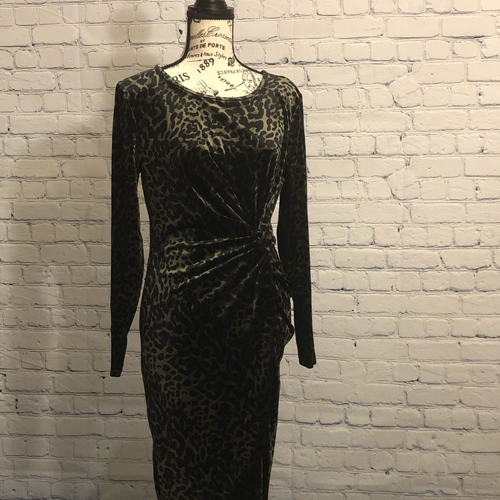 🆕NWT Tahari Velvet Animal Print Dress